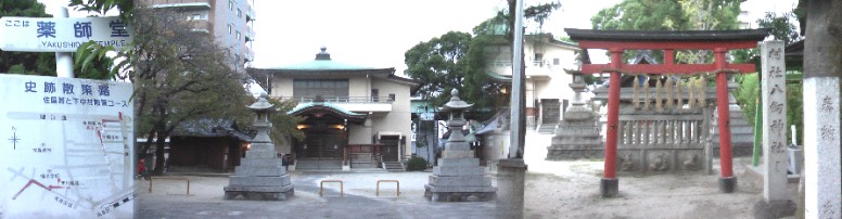 薬師堂。願成寺のすぐ北。本尊は薬師如来。左右に立つ仏法守護の神金剛力士像は鎌倉時代の秀作と いわれ、共に310cmの像高を示し、その古様さと優秀さは県下でも最高のものといわれます。向かって 右方に立つ阿(あ)像は口を開き、万物の根元、ものの