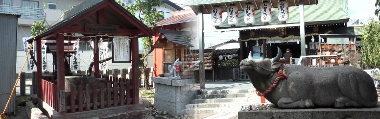 山田天満宮境内の牛の坐像と稲荷大明神。