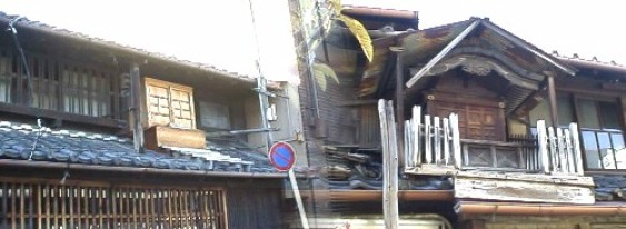 駅の東南と北東方面には戦災に遭わなかった町並みがあります。 共通の広い場所が無いため屋根に祭り、信仰の深さを感じる数少なくなった 屋根神様