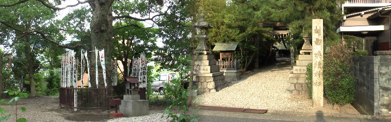喚続(よびつぎ)神社。大永3年(1523)に創建されました。毎年10月に例祭が行われます。そのとき、 布袋、福禄寿、猩猩と呼ばれる大きな人形を見ることができます。「昔、神社西側の海岸の堤防が 何度も決壊したため、伊勢神宮で1万回のお祓いをう