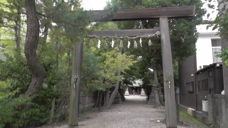 喚續神社１。社宝に日本で２番目に古い隕石（上記）があります。2021.09.19撮影。 喚續神社２。社殿はすべて西向きに建っています。 喚續神社３。星が降る町、星崎町 喚續神社４。社殿はすべて西向きに建っています。 直方隕石日本で１番古い隕