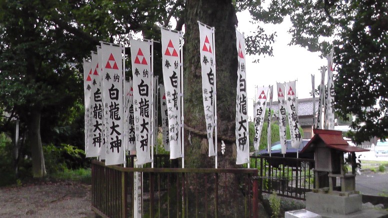 喚續神社１。社宝に日本で２番目に古い隕石（上記）があります。2021.09.19撮影。 喚續神社２。社殿はすべて西向きに建っています。 喚續神社３。星が降る町、星崎町 喚續神社４。社殿はすべて西向きに建っています。 直方隕石日本で１番古い隕