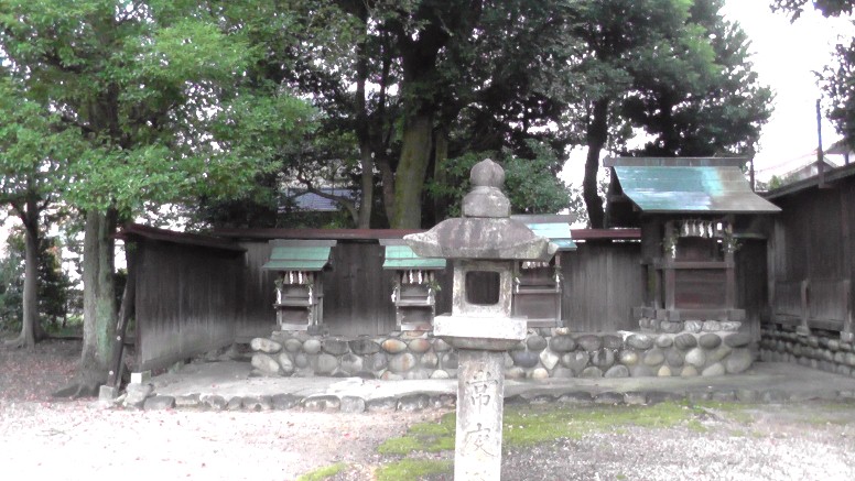 喚續神社1。社宝に日本で2番目に古い隕石(上記)があります。2021.09.19撮影。 喚續神社2。社殿はすべて西向きに建っています。 喚續神社3。星が降る町、星崎一丁目。 喚續神社4。社殿はすべて西向きに建っています。 市バス・栄オアシス