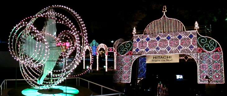 久屋広場の光のファンタジー（１２日夜写す） 久屋広場の全国物産フエアーと人気の全国ラーメンコーナー（１３日夜写す） 「名古屋太鼓フェステイバル」の熱演、名古屋市立大野木小学校の皆さんほか