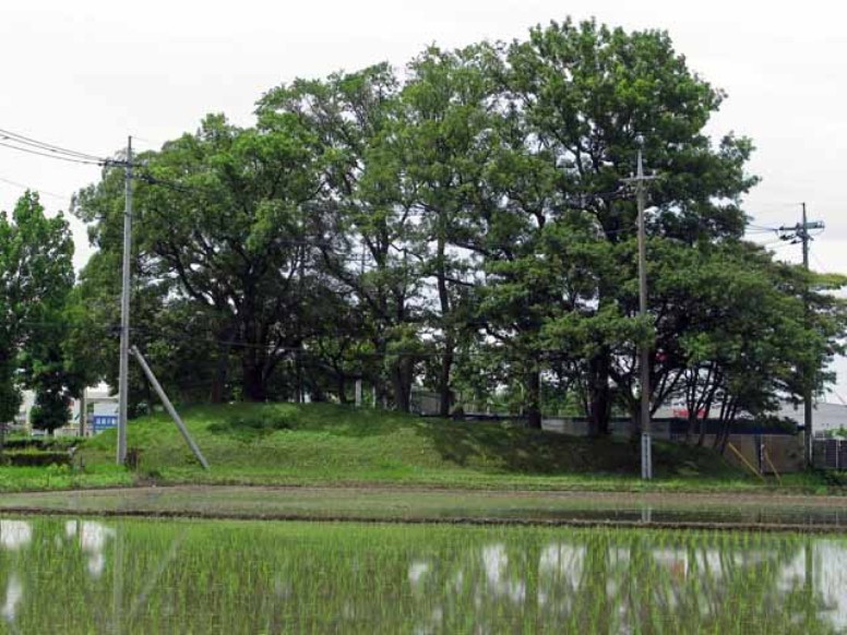 横塚山古墳（埼玉県熊谷市）。クリエイティブ・コモンズに示される表示 - 継承 3.0 Unportedのライセンスの下提供されています