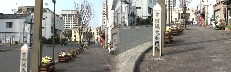 左写真奥に建つ白い高層ビルは豊橋市役所。