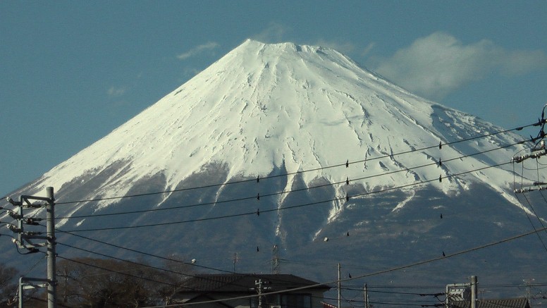 昨年2月訪問時は富士山がかすんでいましたが今回は箱根の帰途、途中下車で立ち寄り 前回見落とした脇本陣、問屋場跡、高札場跡を探しましたが見当たりませんでした。 2012.3.25撮影、今泉地区にて。