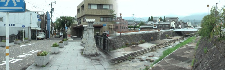 四ツ目川に架かる四ツ目川橋。左写真は江戸方、西新町通りへ行く旧中山道。 四ツ目川橋