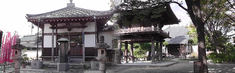 養国寺北向き観音堂（左）。 助右衛門の夢枕に観音さまがお立ちになられて こう告げられました。 右：本堂、鐘楼門。