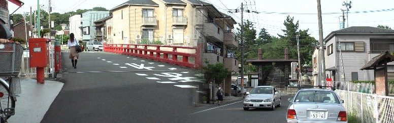 右：遊行寺総門（冠木門）と左：赤い遊行寺橋（旧東海道）を渡り、総門前を右折（当時この通りを 藤沢宿広小路と呼ばれ、藤沢宿３曲がりとも言われた）、さらに１号線で左折して遊行寺坂を戸塚宿に向かう。