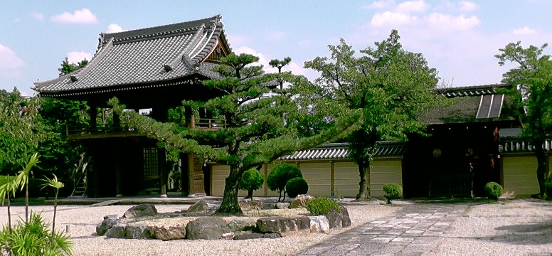 祐福寺内庭。左：鐘楼（山門）。右は勅使門。