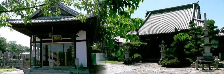 善導寺本堂。左は境内のおがわ観音堂。