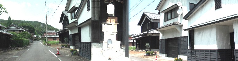 宿場唯一の案内板があり高札場を兼ねた中心地でしょうか。中央は珍しいデザインの郵便ポスト。 左の町並みに問屋場、本陣跡があったと上記の案内にはありますが案内、石碑など見当たりません。