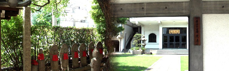 天正19(1591)年の創建。境内には明治時代の小作争議の指導者小塚鉞助(こずかえつすけ)の碑 (左写真の高い石碑)が建つ。