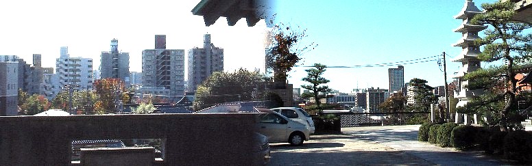 全久寺境内から南（左）、西を見る。