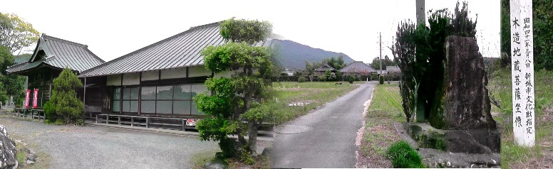 増瑞寺本堂及び地蔵堂（左）。右は増瑞寺の山門跡の大きな石碑。遠くに見える増瑞寺。 増瑞寺