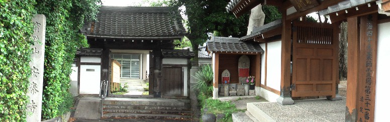 安泰寺は山崎城跡に建っています。法泉寺（右）の門前にある地蔵堂、すぐ近くです。