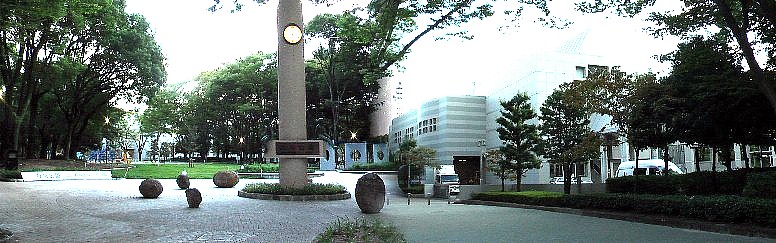 白川公園東北正面入り口（左）と美術館本館を撮る。ここは戦災の廃墟からいち早く広い 芝生付の立派な白い住宅（占領軍の家族用）が立ち並んで羨望の眼で見ていた場所です。 公園の一角には黒川紀章氏設計の名古屋市美術館や世界一大きなプラネタリュームを