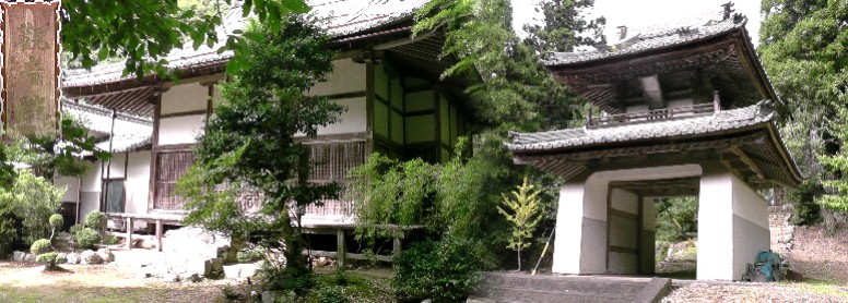 観音院(左)。観音院横の約50の石段を登ると上記の白山神社です。右の菩提寺山門は 江戸中期のものです。