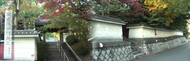 佛地院。尾張三十三観音第三十二番札所です。前身は明徳4年(1393)に開創された 末寺十数ヶ寺をもつ真言宗の一本山であった。数度の火災のため荒廃したが、寛永 元年(1624)二世物道和尚が復興改宗され、陶金山佛地院と命名。十一世鶴峰和尚の 