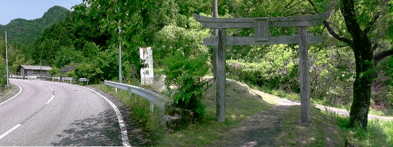 円覚稲荷鳥居と付近の風景。
