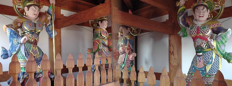 玄猷寺山門に鎮座する極採色の四天王像。左右四体。