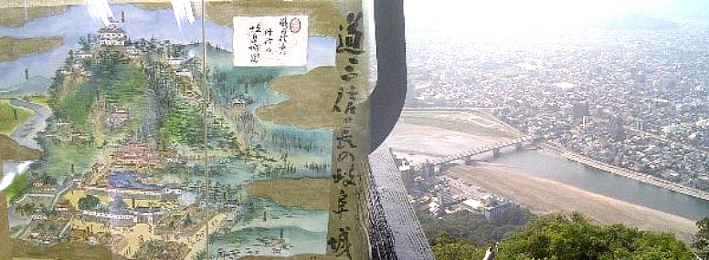 織田信長時代の岐阜城図と城から見る鵜飼で有名な長良橋付近（右）