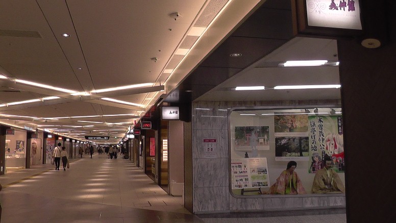 中山道・宮ノ越宿 恵那市大井橋で撮影したものです。 国道１９号線に立つ宮ノ越宿の案内板（北入り口）。 宮ノ越宿の案内板 権兵衛峠を越え伊那へ行く街道の分岐でもあり、道中の霊を弔うために庚申塔はじめ多くの石碑が 立てられています。 庚申塚。 