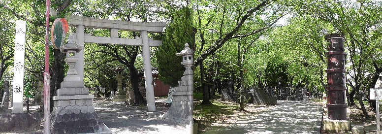 八劔神社（左）。大山緑地公園入り口モニュメント、もちろん土管製です。 大山緑地公園入り口
