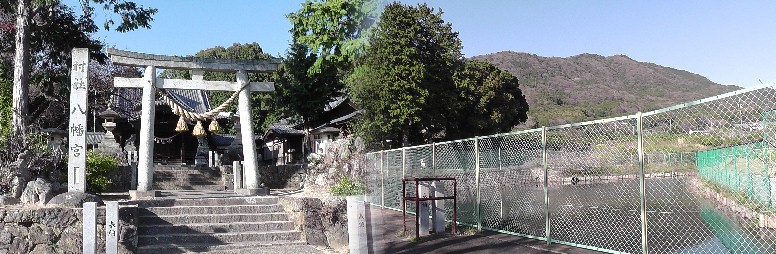 三河・五井城があったとされる八幡宮前のこの池が外堀でした。 右写真撮影場所