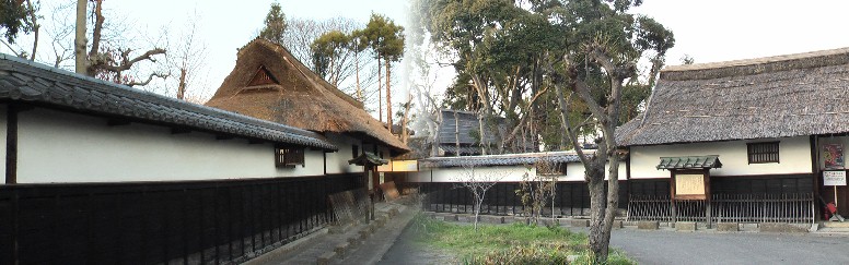 巡見街道からやや脇道に入り、貴重な文化財・服部家を見ずには先に進めない。 説明板拡大 服部家