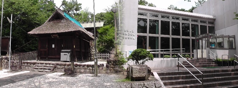 細井平洲記念館（右）。隣接する神明社（左）。