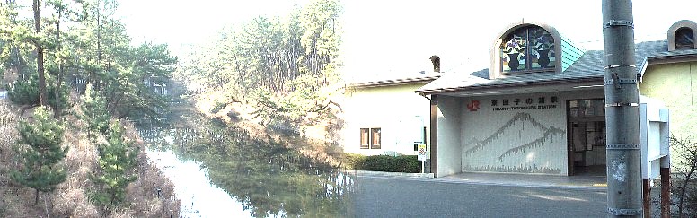 広沼橋から見る昭和放水路と東田子の浦駅。