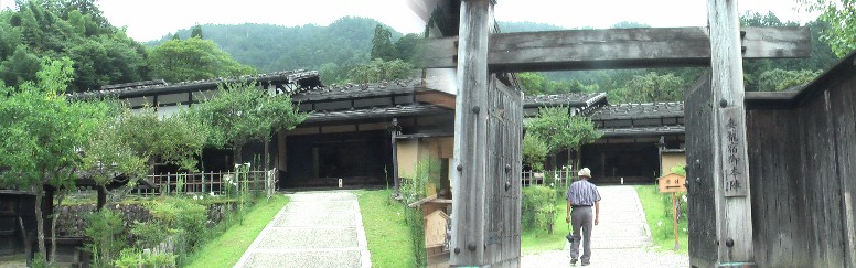 妻籠宿本陣。立派な建物でも屋根は昔のまま板葺きに石を載せた屋根です。