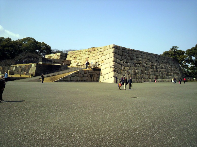 江戸城本丸天守台。 クリエイティブ・コモンズ 表示-継承ライセンスの下で利用可能です 天守台。 【4K動画】皇居東御苑（大手門～江戸城天守台）を散策してみた