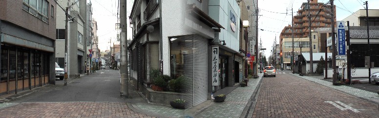 本町道標から見る北と西方面(左写真)の街並み。
