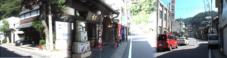 木曽福島支所前交差点を西へ進むと銀行、酒造本舗、旅館（右から順）などが並ぶ中心街、そこから 左折、横宿と呼ばれる小道を抜け、やや急な「上の段坂」を登ります。