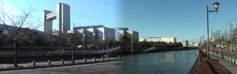 堀川東岸から（右）から対岸の名古屋国際会議場を撮る。国際会議場の南が白鳥庭園。