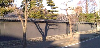 国の重要文化財である津島の堀田家の建物です｡「秀吉が奉公しておった 堀田家はすでにありませんが、その流れをくむ堀田家の住居は江戸中期の 町家建築様式を今に伝えている」と津島市のホームページに書かれていま す｡名鉄津島線津島駅下車西へ（約１．