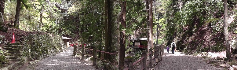 東照宮から鳳来寺本堂へ行く参道（左）。右は駐車場から東照宮へ向かう参道。