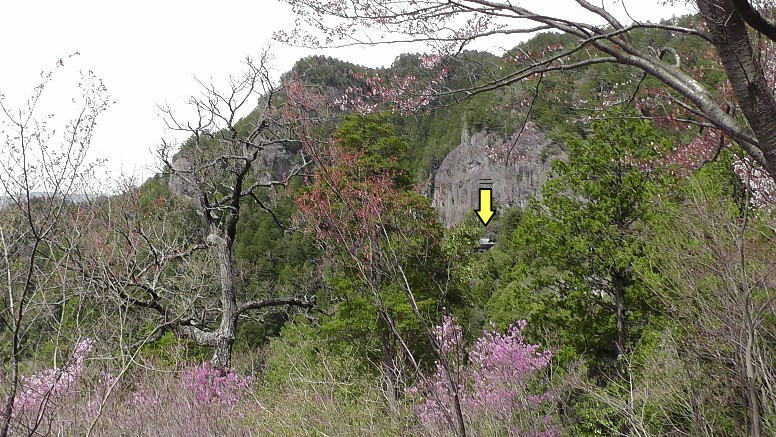 鳳来寺山頂付近を撮る。ほぼ中央に鏡岩と仁王門が望見されます。黄色の矢印。2014.4.12撮影。 鳳来寺山パークウエイ山頂駐車場（有料５１０円）。