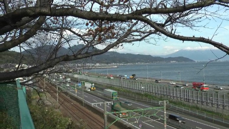 薩垂峠東の登り口付近からの展望。