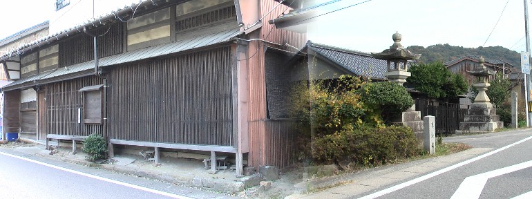商家の建物の残る町並みと常夜灯。