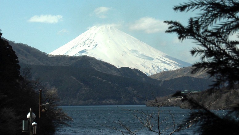 前回の箱根の旅（その１～その３）で見落とした場所など再度訪ね改めて特集を組みました。 高齢を気にしながら接待茶屋から元箱根まで旧道の箱根西坂を登り、峠東の挟石坂から向坂まで 下って元箱根まで歩いたレポートです。箱根・杉並木の間隙から２０１２