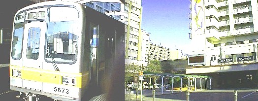 東山線終点駅、藤が丘は地上駅(写真は駅ビル西口)です。 名古屋市東部地区のターミナルとして益々発展をしています。 駅が開通した頃は名古屋砂漠と言われましたが名古屋のベッドタウンとして 拡張を続ける長久手町の西の玄関口です。名古屋市は地理的に