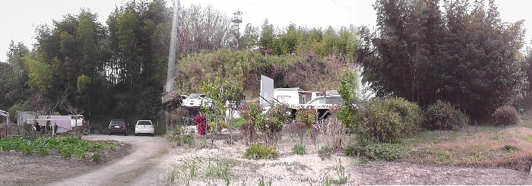 伊保城址とされる保見町公民館南の畑付近(中写真)では標識、案内など見当たりませんでした。 城址らしき写真3枚撮りました。 リンク:伊保城址 伊保城址・保見町公民館南