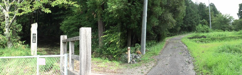 医王寺から京方へしばらく進む（右写真）と中山道の標識が立って（左）います。