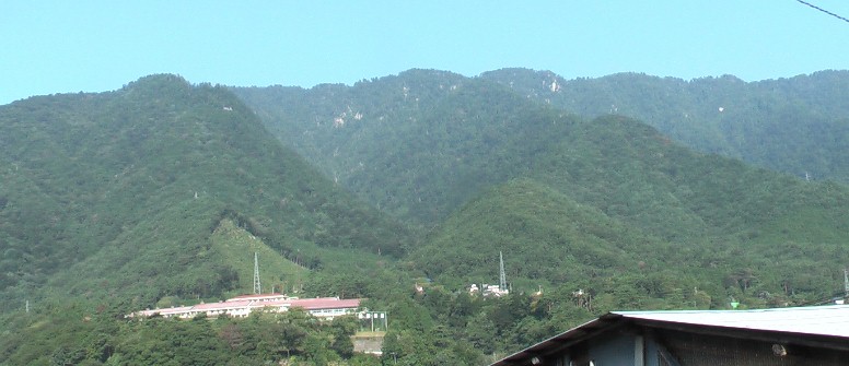南木曽駅南付近から伊勢山（１３７３ｍ）の山頂を撮る。伊勢山（１３７３ｍ）は 大正１２年まで伊勢神宮式年遷宮の御用材を伐採搬出しその名を残すとされています。