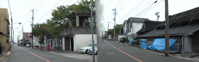 光明寺山門（２階が鐘楼）と宿場の中心付近。