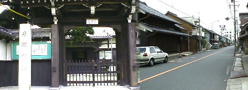 岩塚は東海道熱田宿から桑名宿の，脇街道 (佐屋街道)の宿場町でした。熱田から美濃街道へそして 金山新橋交差点を左折して佐屋街道に入ります。写真右は岩塚の町並み と岩塚城跡（左の写真）12年5月28日写す リンク： 帝国博物学協会：岩塚城跡